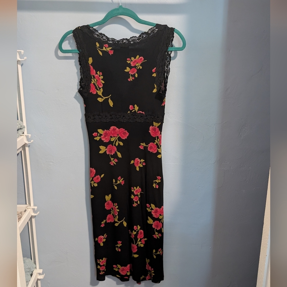 🫰🏼 Guess Black and Pink Sleeveless V-Neck Sheath Midi Dress - Picture 2 of 5